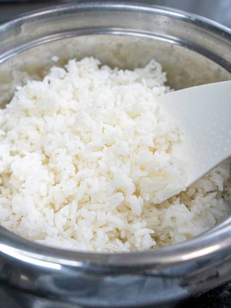 how does a rice cooker work inside heating system